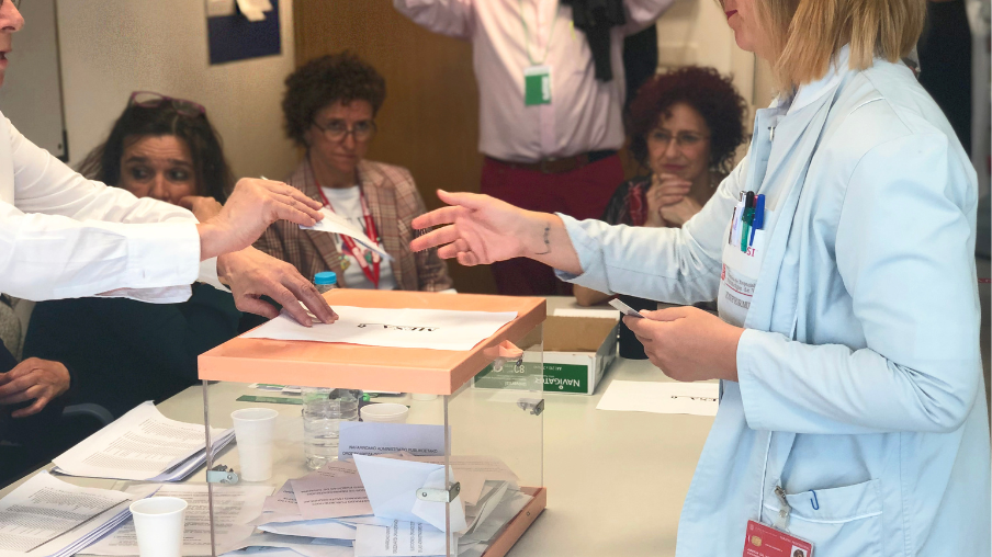 Enfermera deposita su voto en la urna